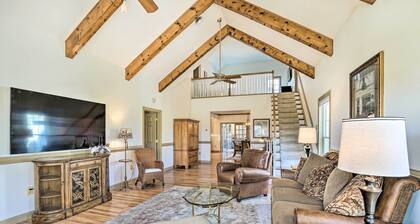 'Chateau Ridge' Peaceful Retreat w/ Fire Pit!