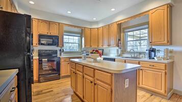 Fridge, microwave, stovetop, dishwasher