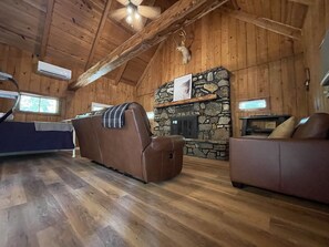 Kamin, Bücher, Stereoanlage