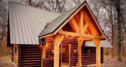 Tranquil Log Cabin adjacent to Mark Twain National Forest + minutes to the river