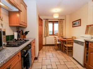 Refrigerador, tetera eléctrica, tostadora y utensilios de cocina 