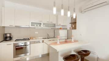 Leilighet (One Bedroom Apartment) | Eget kjøkken | Kjøleskap og spisebord