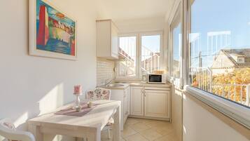 Căn hộ (One Bedroom Apartment with City View) | Phòng ăn