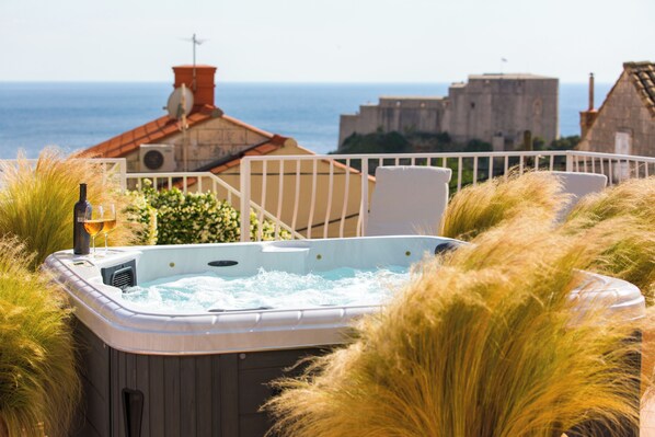 Outdoor spa tub - Apartments Regjo (Dubrovnik)