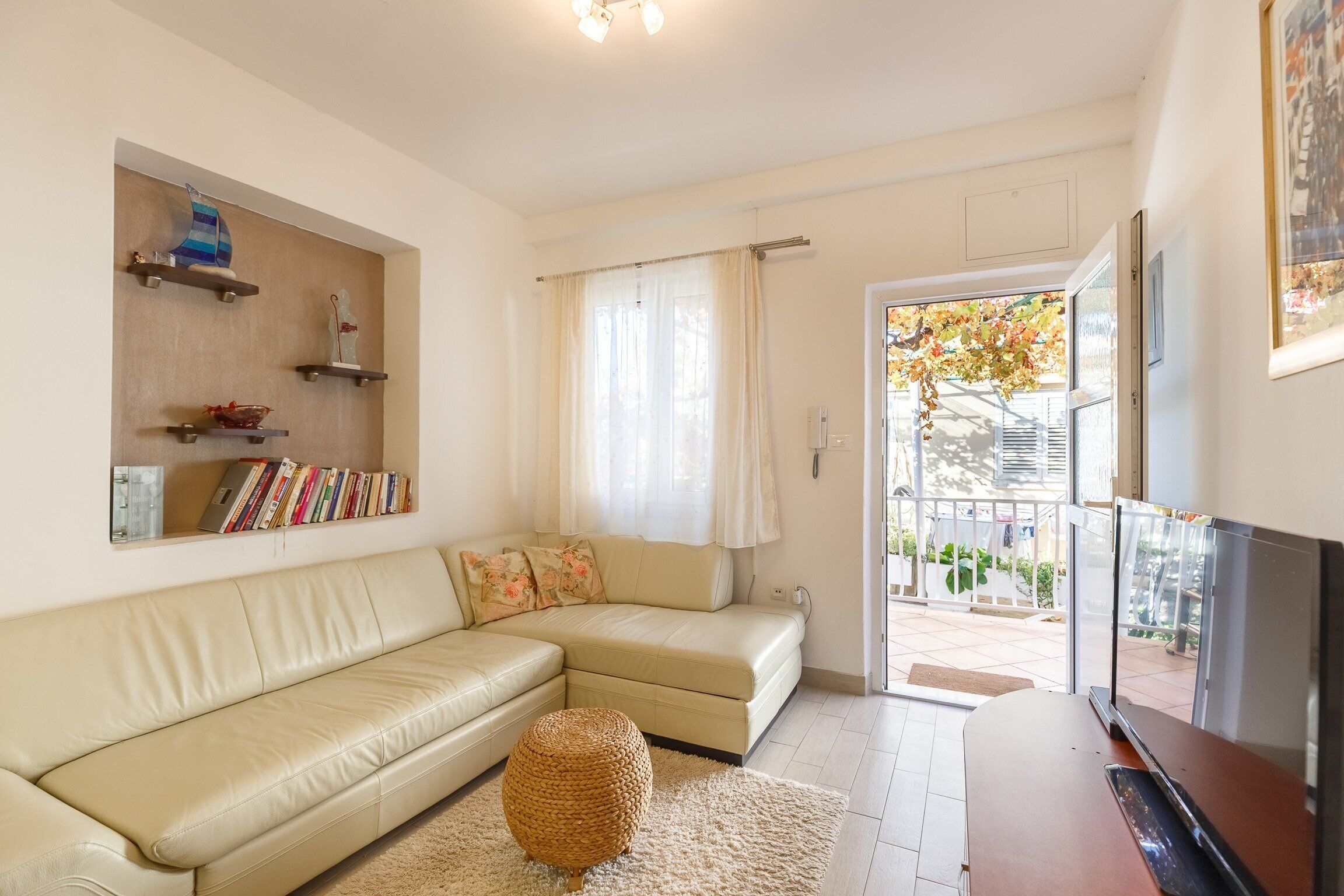 Leilighet (One Bedroom Apartment) | Oppholdsrom | TV