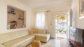 Leilighet (One Bedroom Apartment) | Oppholdsrom | TV