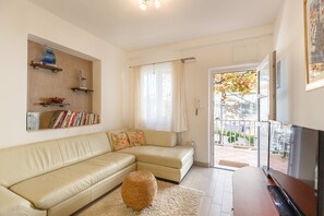 Apartment (One Bedroom Apartment) | Living room | TV - Apartments Regjo (Dubrovnik)