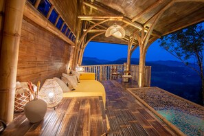 Terrace/patio - The Floating Treehouse Villa By Avana - A Dreamy Treehouse with a View (Klungkung)