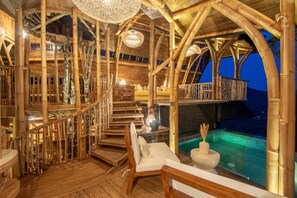 Een buitenzwembad en een infinitypool