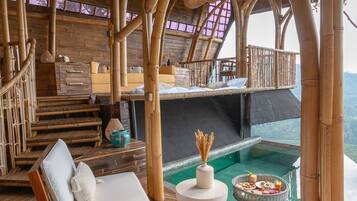 Utomhuspool och infinity-bassÀng