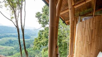 Een buitenzwembad, een infinity pool