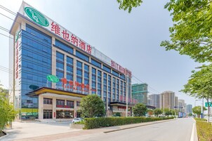 Un hotel con fachada moderna, varios pisos y señalización destacada que indica que es un hotel.
