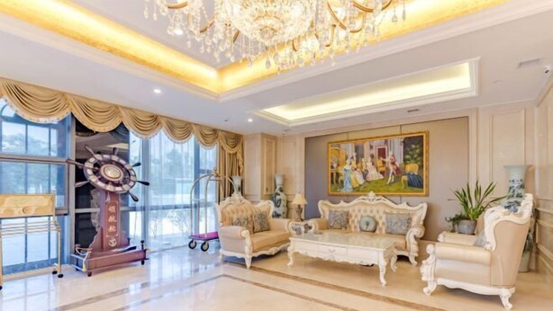 A luxurious living room with ornate furniture, a large painting, and a decorative ceiling chandelier. - Vienna Hotel (Feidong Dongcheng High-speed Railway Station) (Feidong)