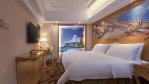 A hotel room with a bed, a desk, a TV, and a painting on the wall. - Vienna Hotel (Feidong Dongcheng High-speed Railway Station) (Feidong)