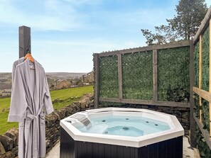 Outdoor spa tub - 19 Sykes Head Cottage - UK42149 (Oakworth)