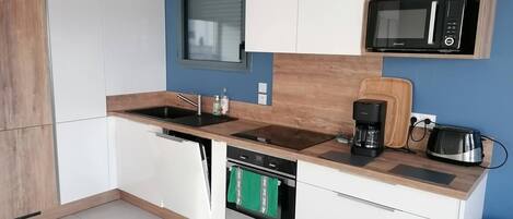 Fridge, cookware/dishes/utensils