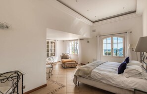 7 bedrooms, travel crib, free WiFi, bed sheets