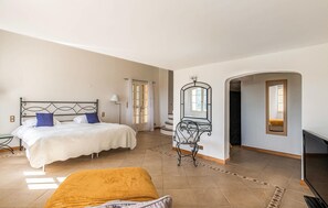7 bedrooms, travel crib, free WiFi, bed sheets