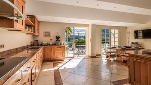 Una cocina amplia con armarios de madera, una isla grande y vistas al exterior.