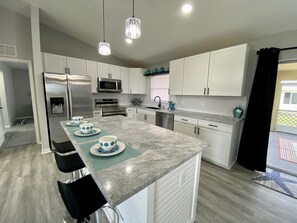 Private kitchen - Beachy Modern Vacation Home (Cape Coral)