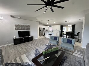 Living area - Beachy Modern Vacation Home (Cape Coral)