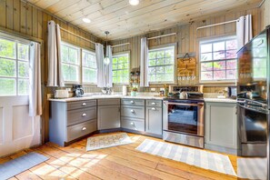 Kühlschrank, Mikrowelle, Herdplatte, Wasserkocher mit Kaffee-/Teezubehör