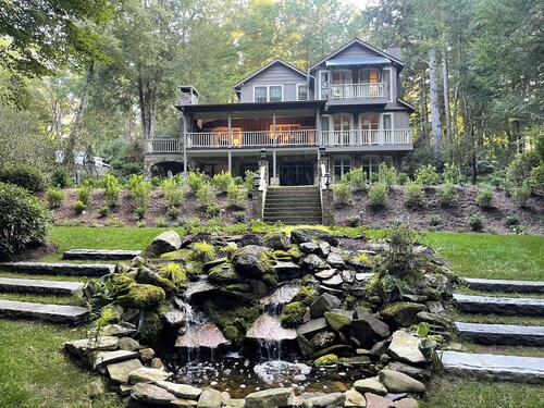 Expansive home, Walk to Downtown,Fiber Optic Wi-FI