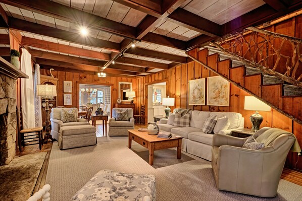 Smart TV, fireplace, books, stereo