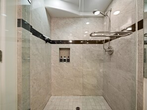 Badewanne, Haartrockner, Handtücher