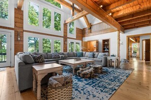 TV connectée, cheminée, lecteur de DVD, table de tennis de table