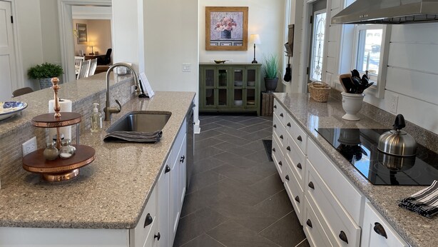 A modern kitchen with granite countertops, stainless steel appliances, and a central island. - Woods Hollow - Upscale renovated home, minutes to All-Star Village (Laurens)