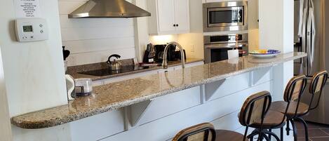 Een koelkast, een magnetron, een oven, een kookplaat