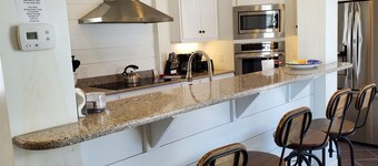 Woods Hollow - Upscale renovated home, minutes to All-Star Village