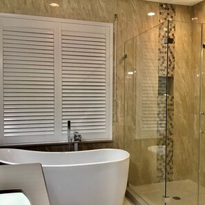 Bathtub, towels - Life on the Bay - 43 HT (Laguna Vista)