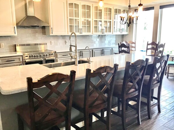 Fridge, microwave, oven, stovetop - Life on the Bay - 43 HT (Laguna Vista)