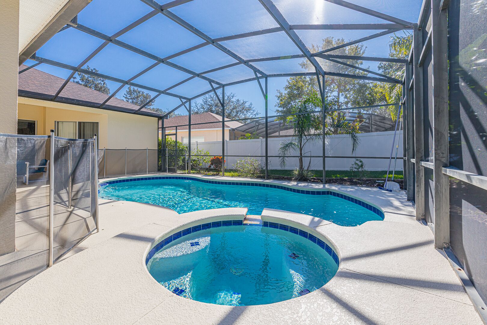 Large executive 4 Bed Villa w/pool & spa, set in peaceful community. Near WDW