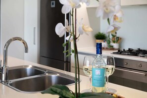 Deluxe Apartment | Private kitchen - Exec Family Suite w River Views (Brisbane)