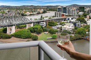 Deluxe Apartment | Terrace/patio - Exec Family Suite w River Views (Brisbane)