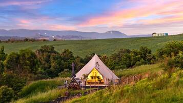 Tradisjonelt telt, 1 queensize-seng, utsikt mot høyde | Sengetøy i egyptisk bomull og sengetøy av topp kvalitet