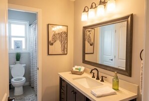 Dusch, hårtork, handdukar och toalettpapper