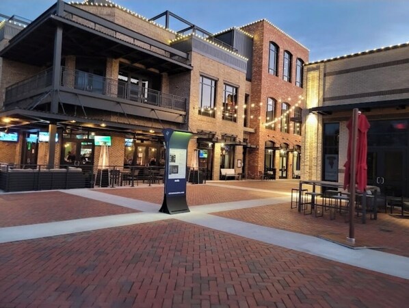 Experience the vibrant atmosphere of this urban eatery, where outdoor seating areas invite you to dine under the stars.