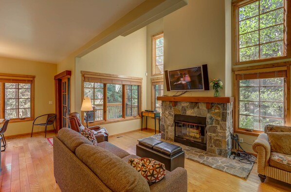 TV, fireplace - Tamarack Ski Resort Townhome - Elegant couple's retreat - Path to chairlift - Golf (Donnelly)