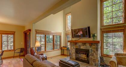 Tamarack Ski Resort Townhome - Elegant couple's retreat - Path to chairlift - Golf