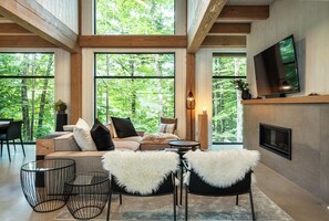 Smart TV, fireplace, table football, stereo - NEW! Lagom Strala | 2300 sq.ft | Hot Tub, Fireplace & Pet-Friendly/ Near Resort (Mont-Tremblant)