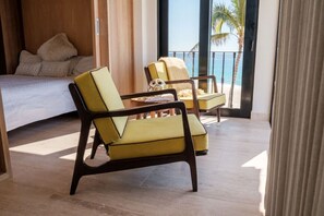 2 habitaciones, escritorio y tabla de planchar con plancha