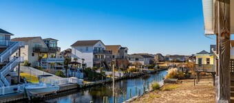 Blue Water House-Canal front with Dock, water views, dog-friendly, near the beach, community pool