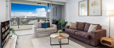 Deluxe-Apartment | Wohnbereich | 50-Zoll-Smart-TV mit Satellitenempfang, Fernseher, Netflix