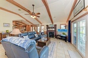 Smart-TV, DVD-spiller, bøker og kontorer