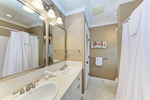 Kombination af bruser/badekar, hårtørrer, bidet, håndklæder