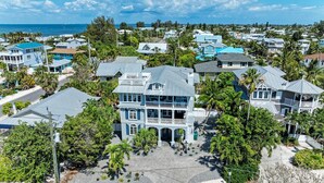 Un quartier résidentiel situé sur la côte, où les maisons sont dotées de balcons et offrent une vue sur l’océan.